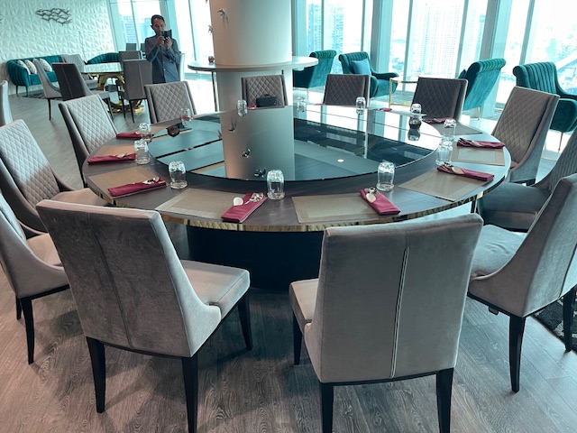 Trp. โต๊ะกลม ขอบคิ้วทอง ขนาด 280 ซม.พร้อมชุดจานหมุนอาหาร กระจกกรม 200 ซม.ฐานรองหมุนไฟฟ้าถ่านชาร์ทรีโมท 1 ชุด