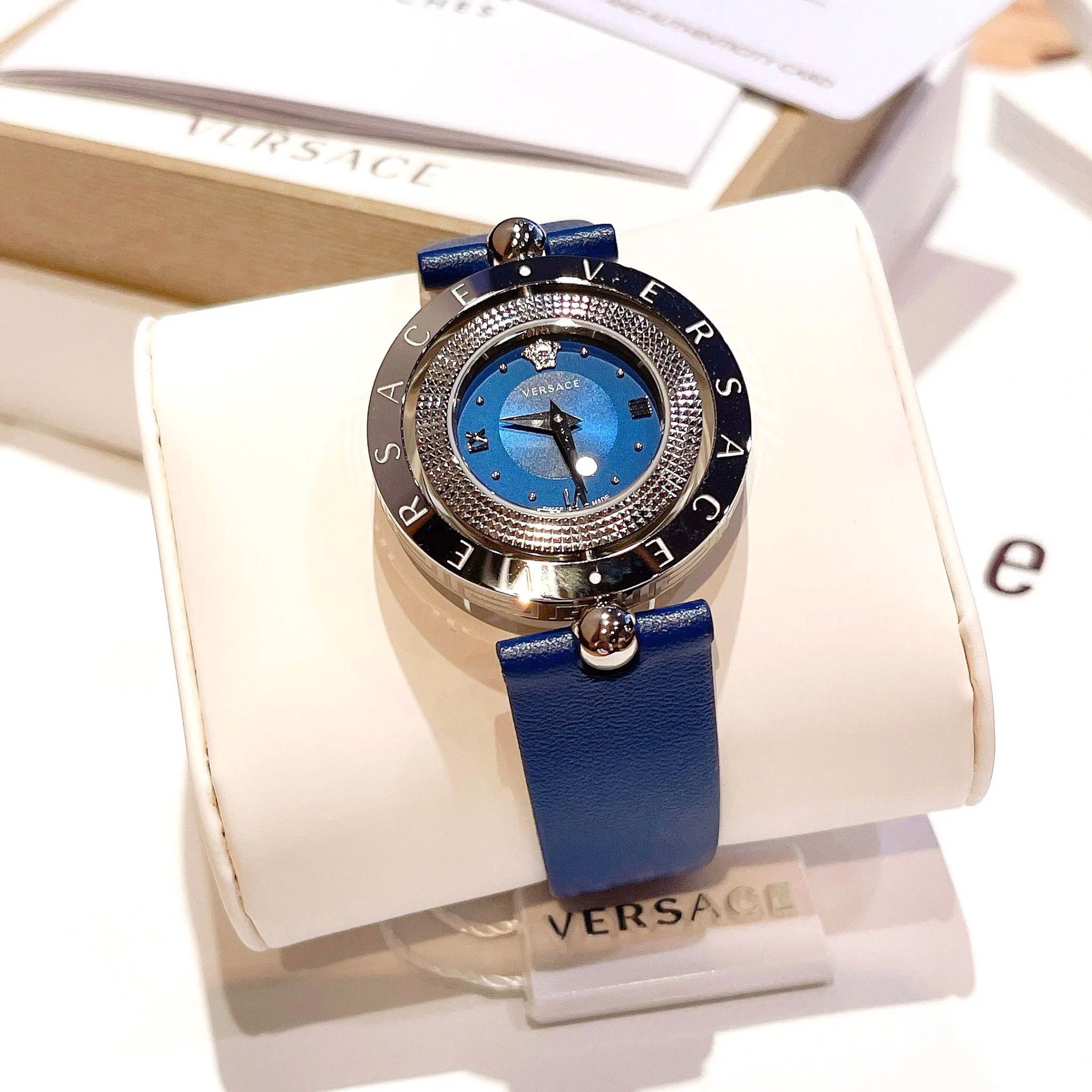 Versace VE7900220 นาฬิกาผู้หญิง Eon Quartz Women's Watch