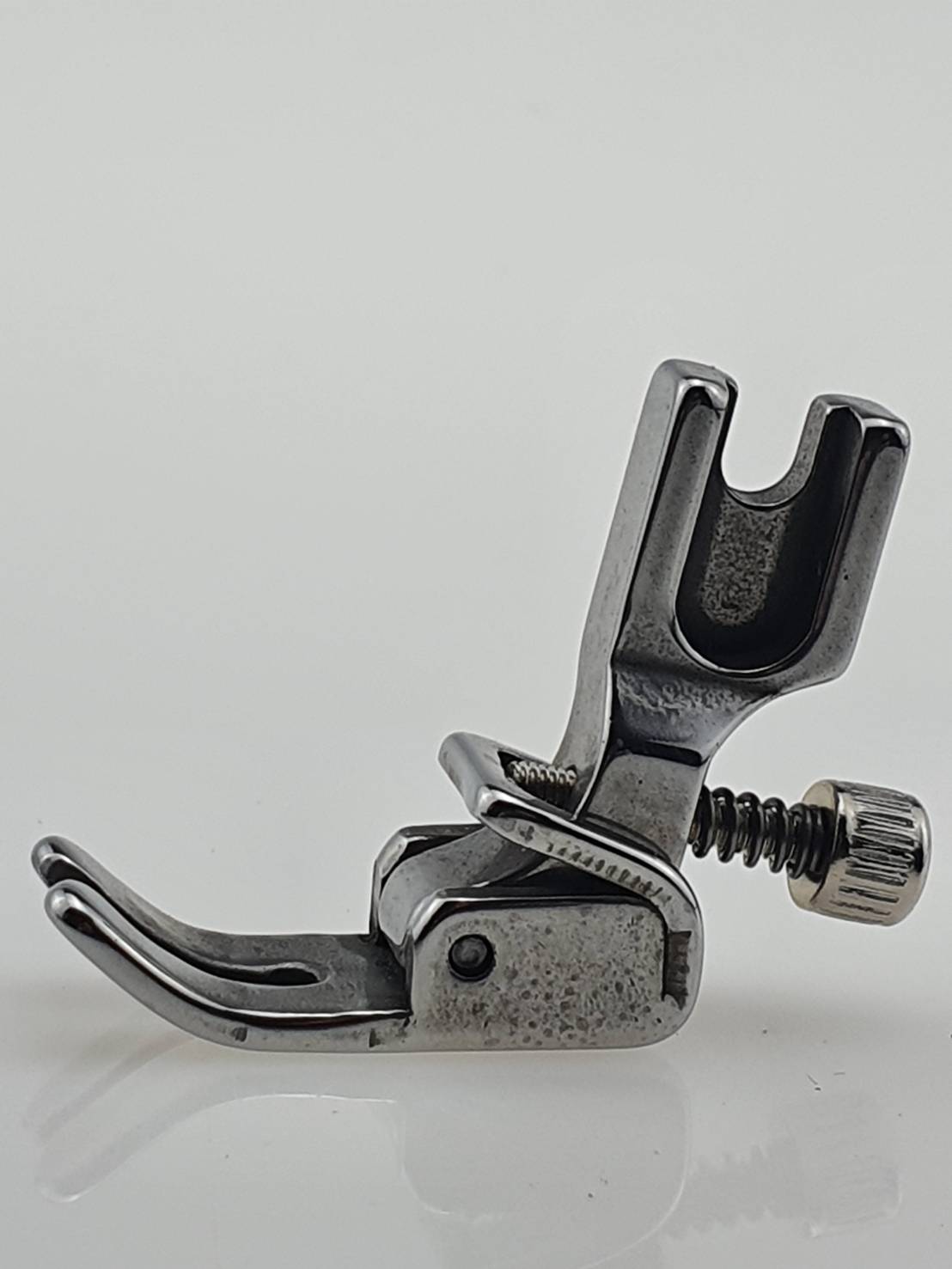 ตีนผีย่นปรับความย่นได้ P952 เป็นตีนผีมาตรฐานตัวหนึ่งที่ช่างเย็บผ้ามีทุดคน สามาถเย็บย่นมากหรือน้อยได้โดยการปรับเกรียว