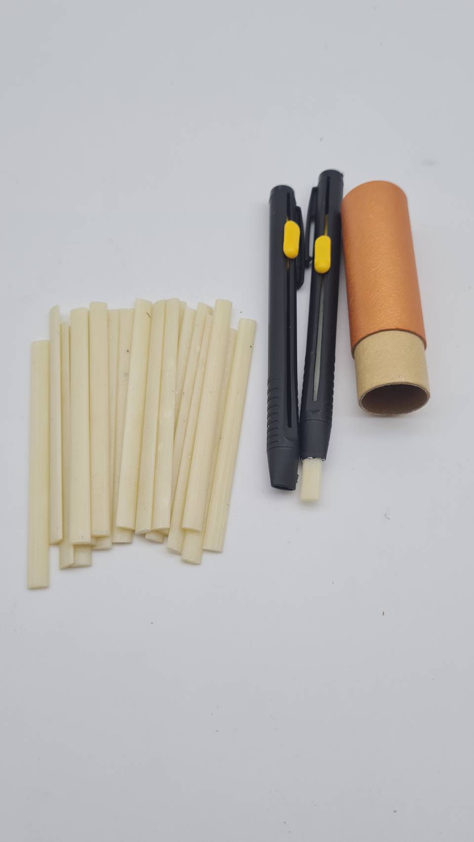 ชอร์คเขียนผ้า เส้นคมชัดไม่ต้องเหลาเนื้อเหนียวไม่หักง่ายใช้งานสะดวกมีปากกา 2ชิ้น ชอร์ค 20 ชิ้น