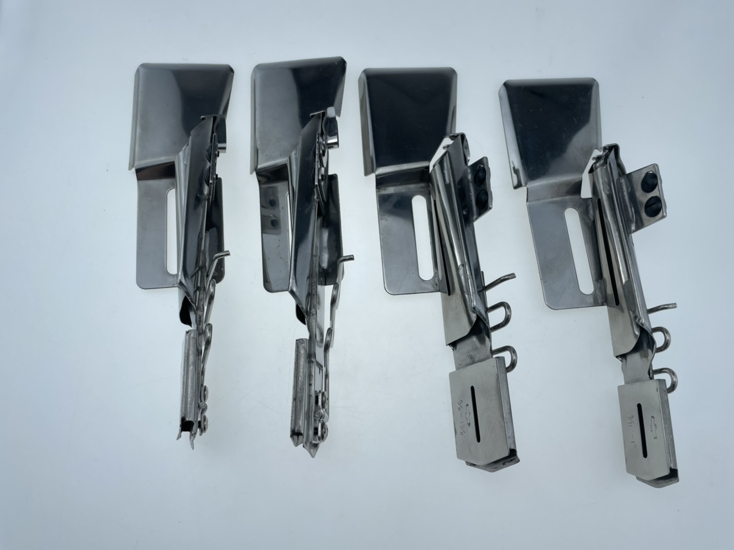 ซอกกุ้นจักรลาอุตสาหกรรมซองกุ๊นติดตั้งง่ายไม่ต้องเปลี่ยนตีนผีและไม่ต้องเปลี่ยนฟันของจักรแต่อย่างไรอมขอบบนปล่อบล่าง(ลาเรียบ)