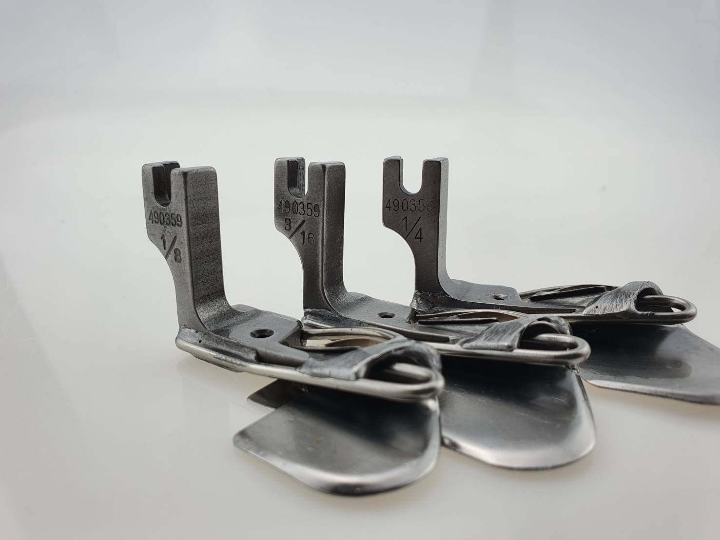 ตีนผีพับริม ตีนผีหลบตะเข็บ แบบพิเศษ ตัวตีนผีสามารถเย็บผ่านตะเข็บชิ้นงานได้ โดยจะมีกลไกล ขยายตัวออกได้