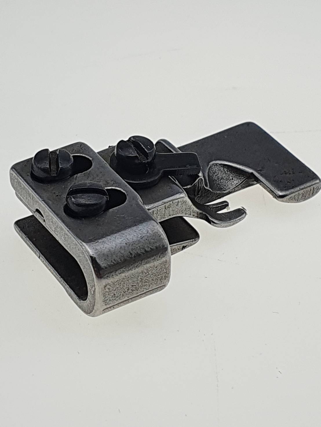 ตีนผีเย็นย่นจักรโพ้ง 4 เส้น จักรอุตสาหกรรม เย็บย่นผ้าล่างผ้าบนไม่ย่น