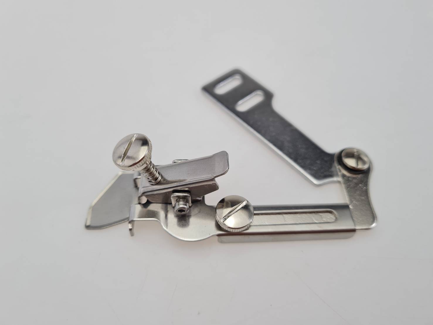 ซองกั้นเย็บสำหรับจักรอุตสาหกรรมเข็มเดี่ยว ซองกุ้น แบบกุ๊นกดผ้าและกั้นขอบผ้าในตัวเดียวกันเหมาะกับช่างเย็บผ้า