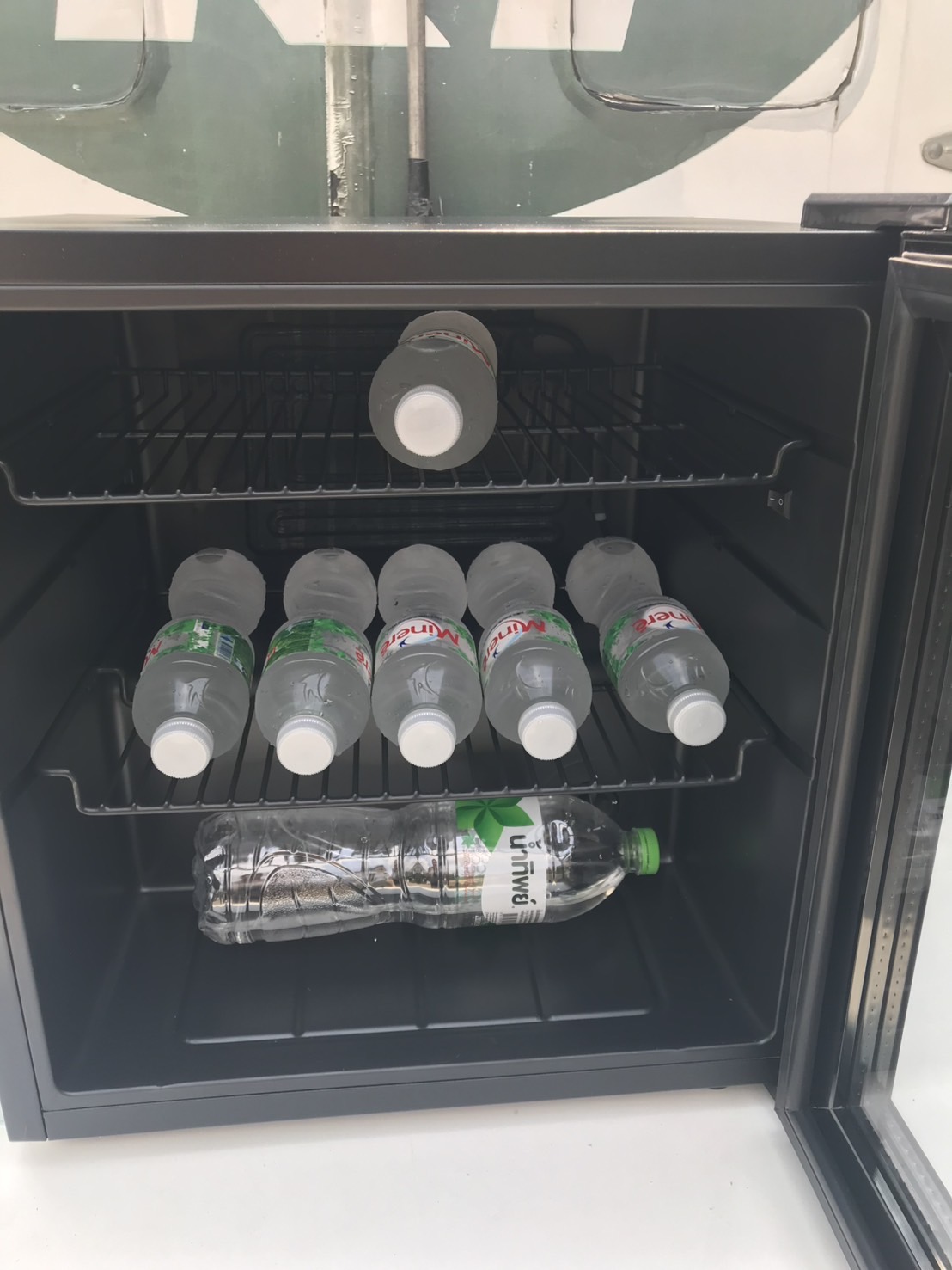 ตู้แช่น้ำในห้องพัก โรงแรม ตู้เย็นเล็ก ตู้เย็นโรงแรม นิบาร์ โรงแรม ประตูกระจกใส Mini Bar Hotel Mini Bar Glass Door