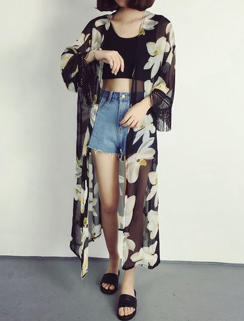 เสื้อคลุมแฟชั่น พร้อมส่ง : เสื้อคลุมสีดำแต่งลายดอกไม้สีสันสดใสและพู่ที่ปลายแขน แบบเก๋มากจ้า