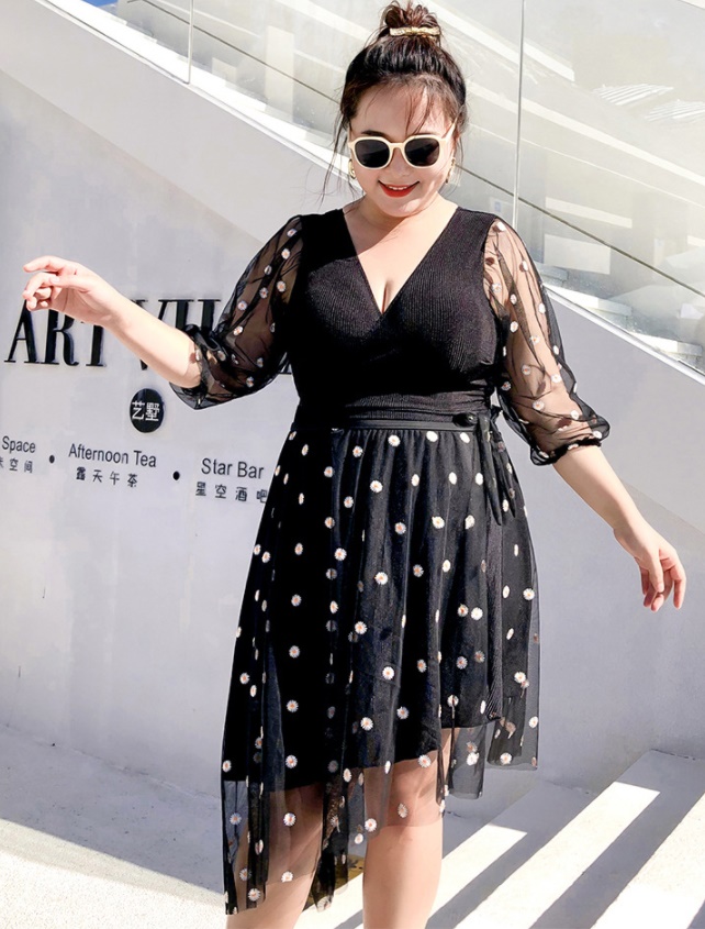 ชุดว่ายน้ำไซส์ใหญ่ 6xl พร้อมส่ง :ชุดว่ายน้ำคนอ้วนชุดเที่ยวทะเลสีดำแต่งผ้าซีทรูลายดอกไม้ มีกางเกงขาสั้นใส่ด้านในมาพร้อมผ้าคลุม แบบสวย sexy มากๆจ้า : รอบอก 40 - 50 นิ้ว เอว 34 - 44 นิ้ว สะโพก 38 - 52 นิ้ว