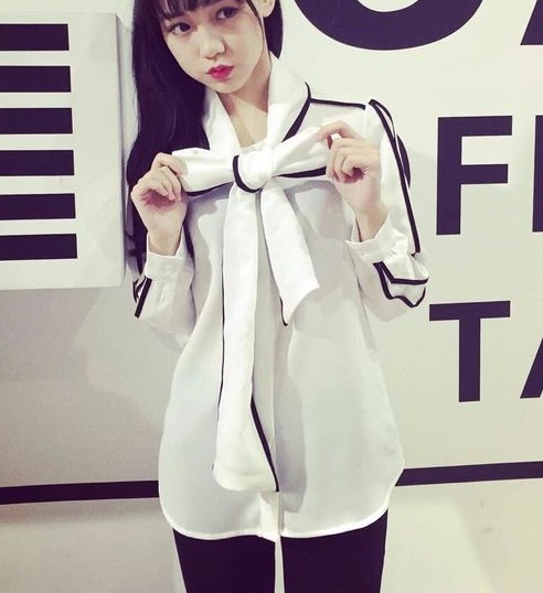 ((พร้อมส่ง)) เสื้อผ้าแฟชั่นผู้หญิง : เสื้อแฟชั่นสีขาวตัดดำ แต่งผูกโบว์ด้านหน้า น่ารัก น่ารักจ้า