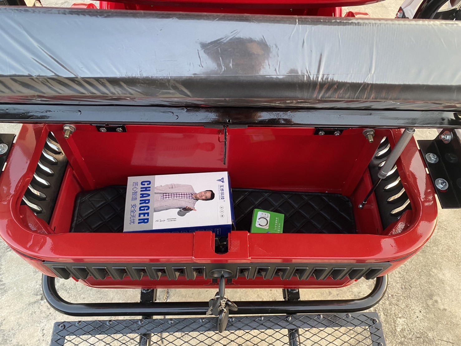 รถไฟฟ้า 4 ล้อ 4-5 ที่นั่ง รุ่น M-01T ยี่ห้อ CLP CAR สีแดง ขับแฮนด์บิด