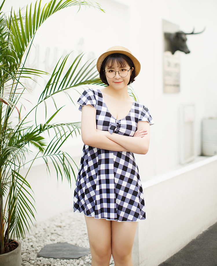 ชุดว่ายน้ำคนอ้วน พร้อมส่ง :ชุดว่ายน้ำไซส์ใหญ่สีดำลายสก็อต แต่งผูกโบว์ด้านหน้า มีกางเกงขาสั้นใส่ด้านในแบบเก๋น่ารักสุดๆจ้า:รอบอก38-46นิ้ว เอว32-44นิ้ว สะโพก38-48นิ้วจ้า