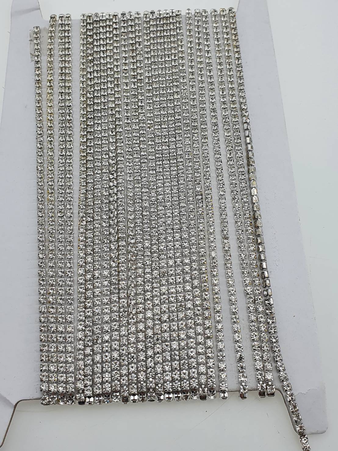 เพชรเส้นขนาด ต่างๆ สำหรับงานตกแต่งเครื่องประดับสามารถทำการเชื่อมได้ด้วยมีขนาดต่างๆทั้งสีขาวและสีรุ้ง