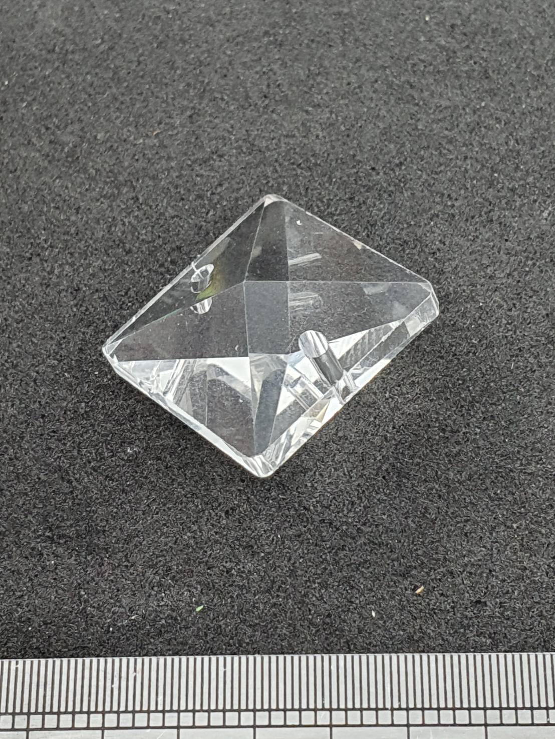 คริสตัลห้อย คริสตัลแปดเหลี่ยมสำหรับประดับสถานที่มีหลายแบบสามารถร้อยเป็นเส้นด้วยห่วงลวด