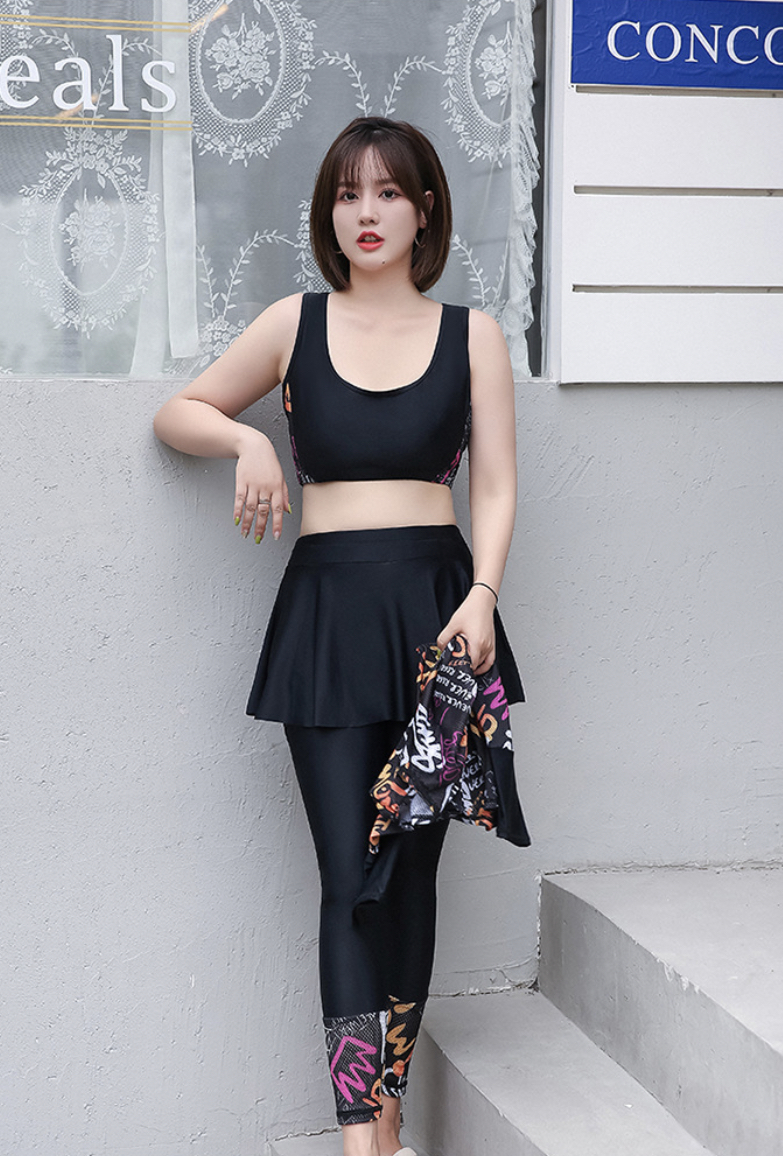 ชุดว่ายน้ำคนอ้วน 6xl แบบสปอร์ตพร้อมส่ง :ชุดว่ายน้ำไซส์ใหญ่สีดำแต่งลายอักศร set 3 ชิ้นมีบรา กางเกงขายาวติดกระโปรงระบายและเสื้อคลุม แบบสวยน่ารักมากๆจ้า:รอบอก40-50นิ้ว เอว32-44นิ้ว สะโพก40-52นิ้ว เสื้อคลุมรอบอกกว้าง52นิ้ว