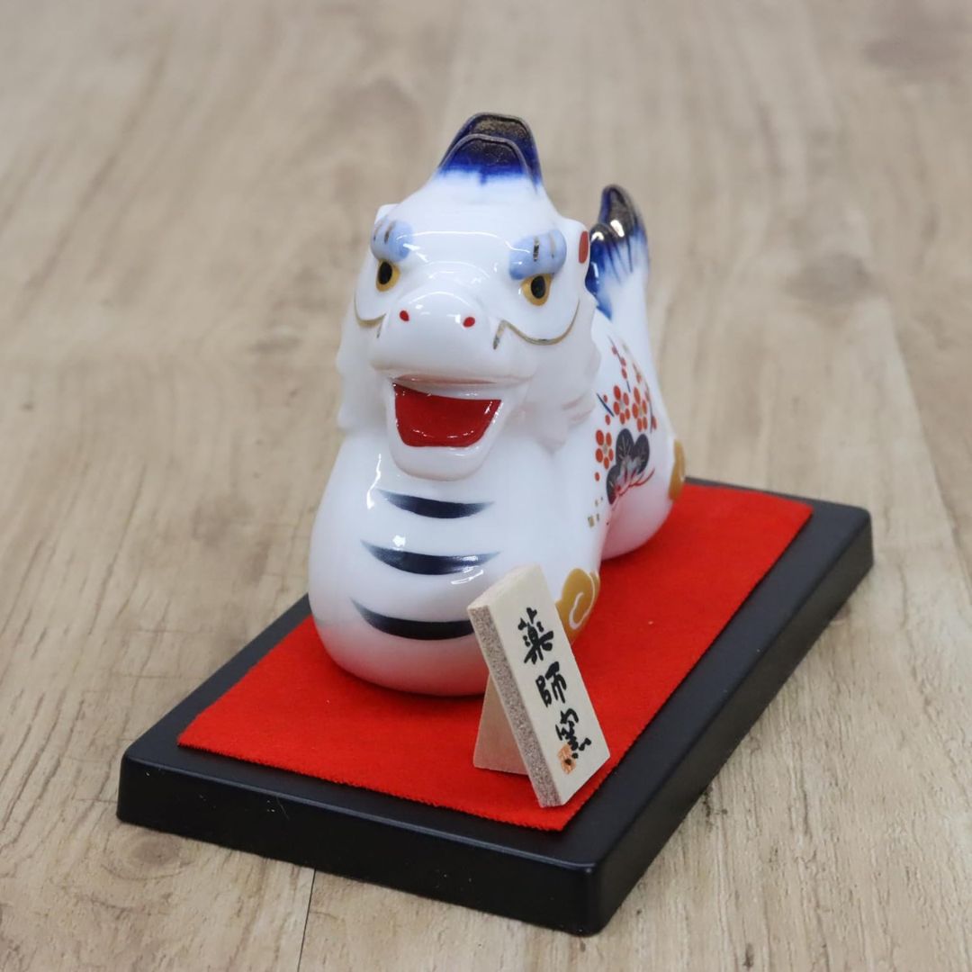 [PRE-ORDER] มังกรขาว ลายขอบน้ำเงิน ของตกแต่ง วันตรุษจีน ของมงคลญี่ปุ่น เสริมดวง ฮวงจุ้ยโต๊ะทำงาน เสริมโชคลาภ ปีมังกร นำเข้าจากญี่ปุ่น Dragon Zodiac 2024