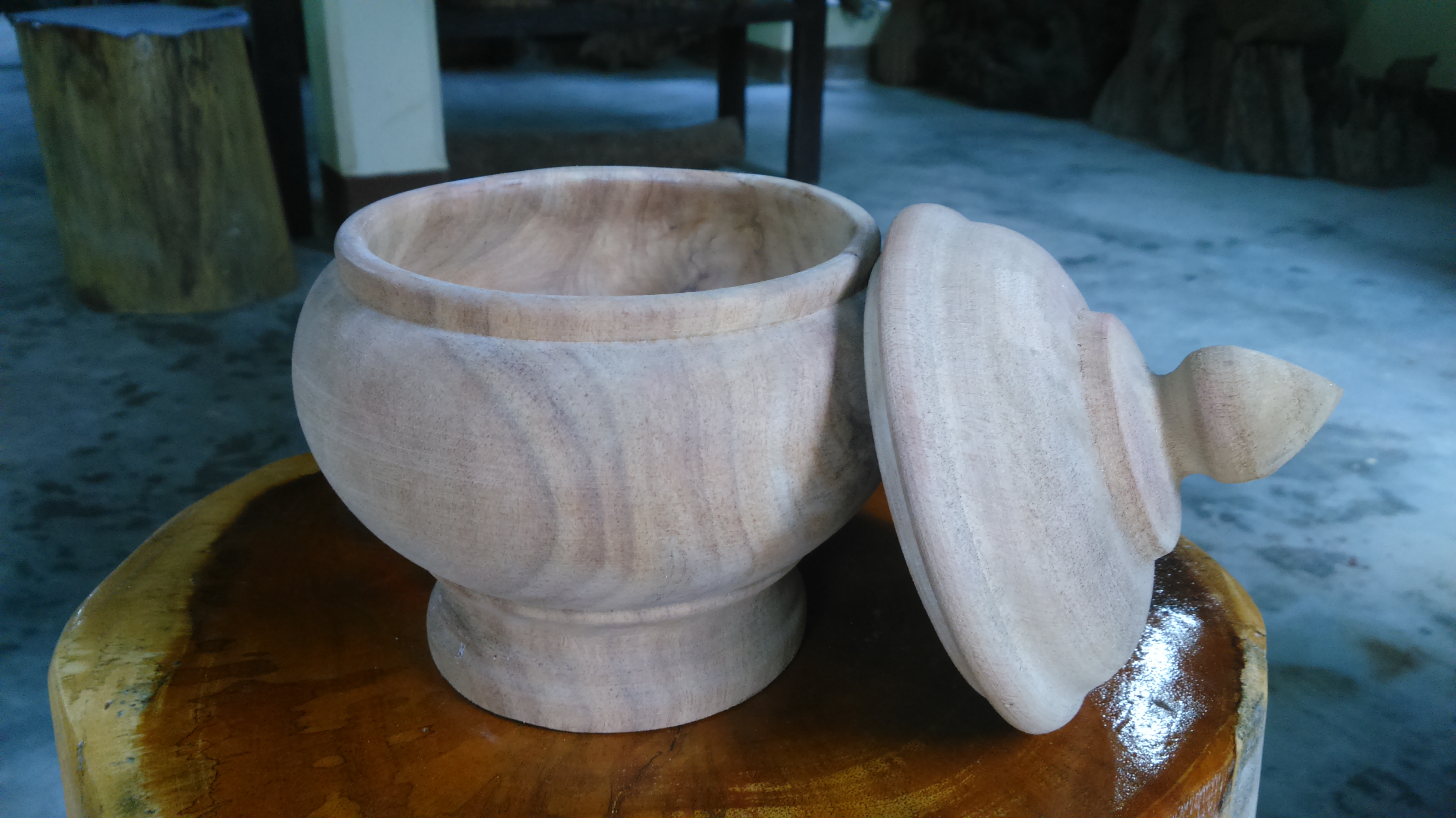 โถข้าวพร้อมฝาปิด ไม้เทพทาโร