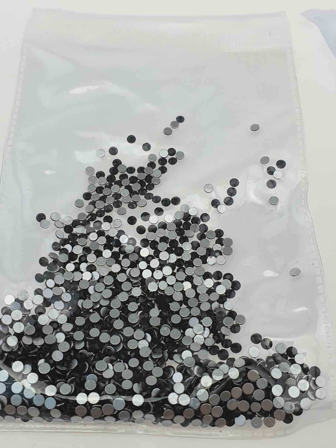 เพชรคริสตัลก้นตัด ขนาด SS6 (2.0มิลลิเมตร ) จำนวน 1440 เม็ดใช้งานง่ายเหมาะกับงาน DIYเสื้อผ้าต่างๆ