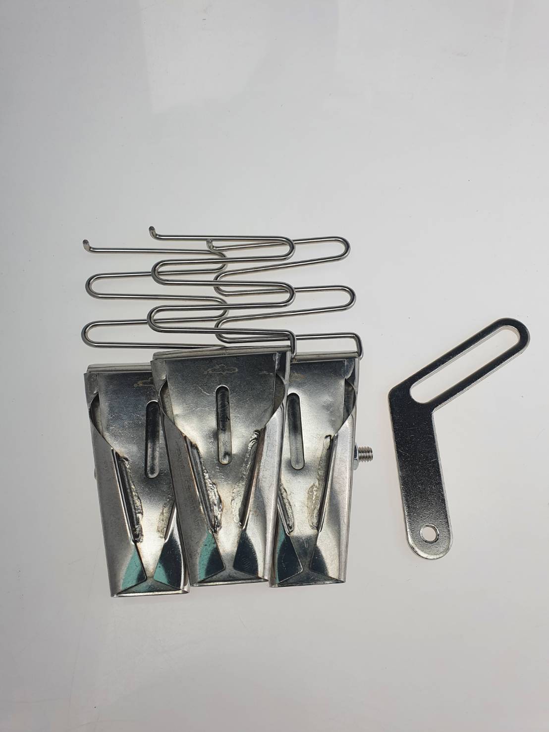 ซองกุ้นแถบผ้า ซองเย็บแถบ ซองกุ๊นแถบ สำหรับจักรดึงยาง จำนวน 3 แถบสามารถปรับความห่างของแถบได้ ใช้งานกับจักรหลายเข็ม