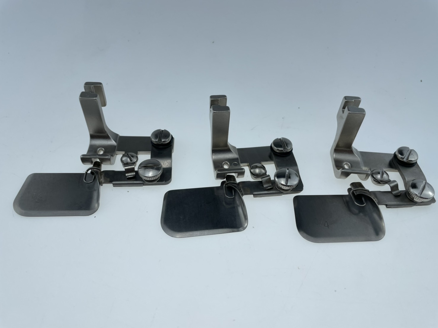 ตีนผีพับชายจักรอุตสาหกรรมเข็มเดียวตีนผีพิเศษสามารถโยกเข้าออกเพื่อหลบตะเข็บขณะเย็บได้