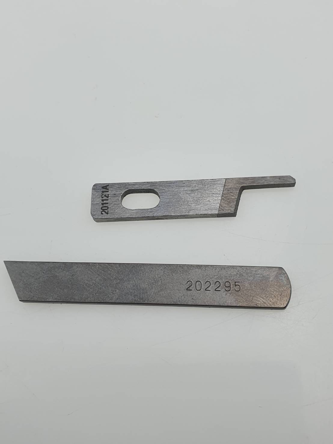 ใบมีดจักรโพ้งสำหรับจักรโพ้งอุตสาหกรรมแบบสี่ เส้น ติดตั้งได้ทุกรุ่นใช้งานทนผลิตจากเหล็กเนื้อดี