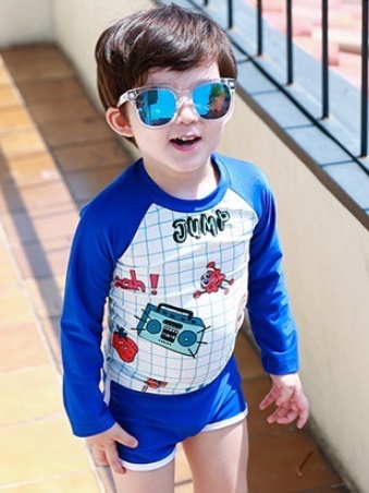 ชุดว่ายน้ำเด็ก พร้อมส่ง :ชุดว่ายน้ำเด็กสีน้ำเงินแขนยาว แต่งลายการ์ตูนมีมีกางเกงขาสั้น แบบสวยน่ารักมากๆจ้า:รอบอก28-34นิ้ว เอว26-32นิ้ว สะโพก28-34นิ้วจ้า