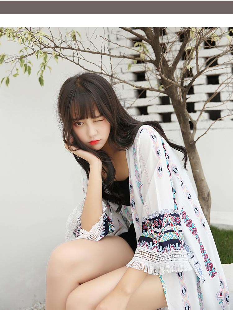 เสื้อคลุมแฟชั่น พร้อมส่ง : เสื้อคลุมสีขาวลายโบฮีเมียนแต่งพู่ที่ขอบแขน แบบสวยมากจ้า