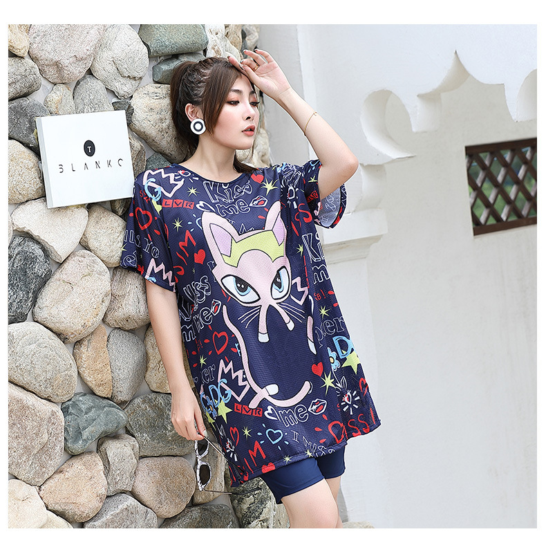 ชุดว่ายน้ำคนอ้วน 9xl แบบสปอร์ตพร้อมส่ง :ชุดว่ายน้ำไซส์ใหญ่สีน้ำเงินแต่งลายกราฟฟิก set 3 ชิ้น มีเสื้อคลุมตัวนอก บราแต่งลายอักษร และกางเกงขาสั้นแต่งลายสีสันสวยสดใส แบบเก๋น่ารักมากๆจ้า:บรารอบอก50-62นิ้ว เอว48-60นิ้ว สะโพก52-64นิ้ว เสื้อคลุมรอบอกกว้าง62นิ้ว