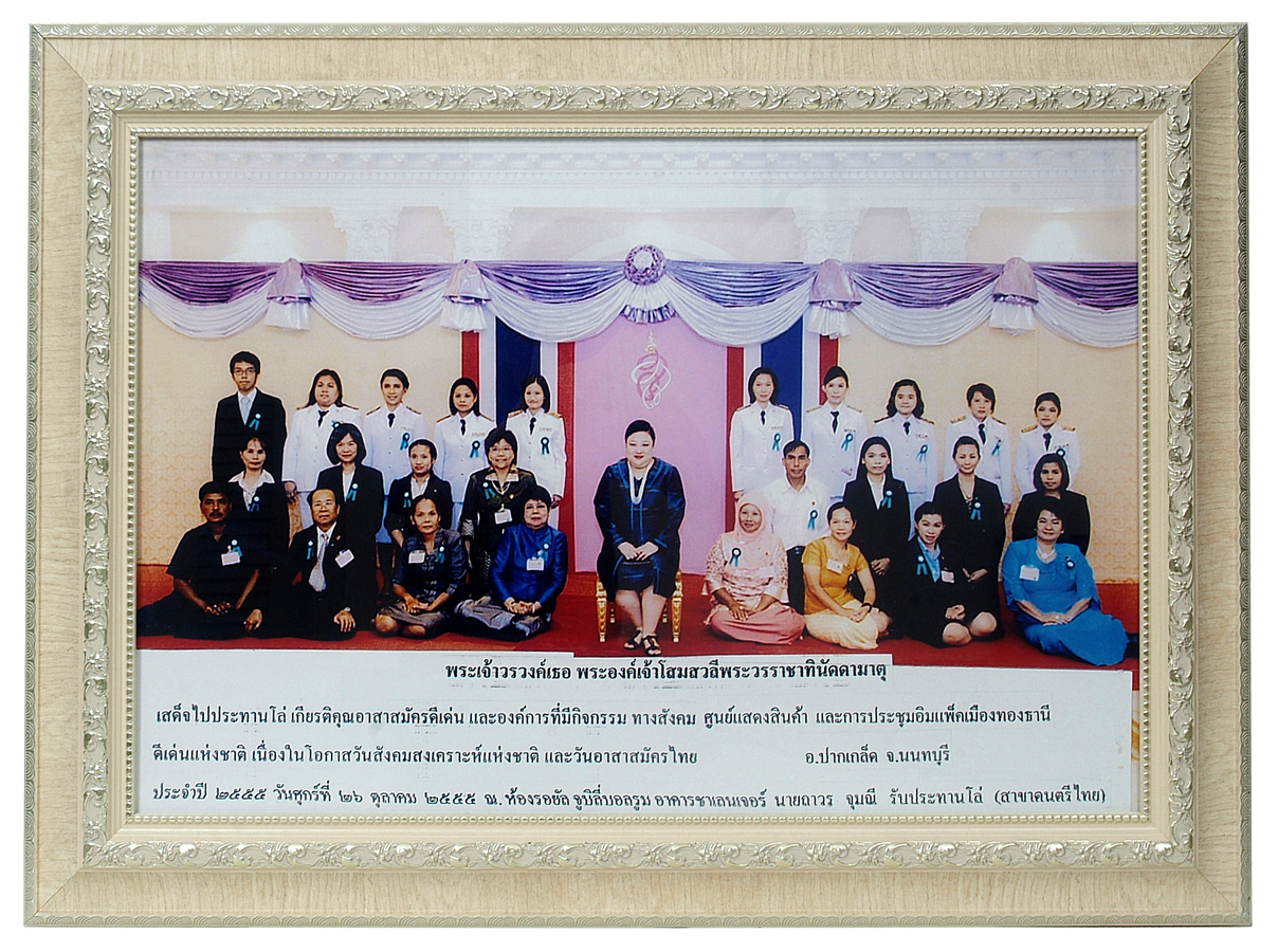 กรอบไม้เส้น 562-6 F 16x20" กระจก + อัดรูป