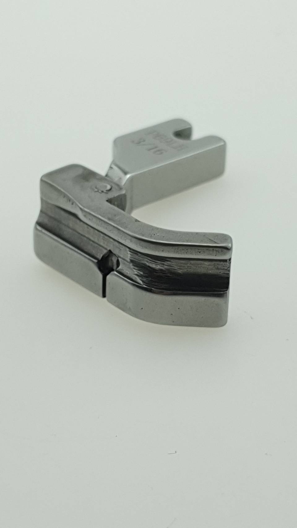 ตีนผีร่องสำหรับเย็บเชือก P69LH 3/16 เป็นตีนผีชนิดพิเศษใช้ช่วยในการเย็บเชือกได้ดี