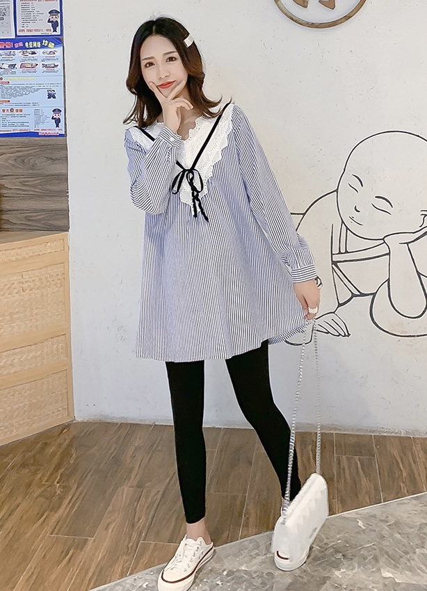 เสื้อคลุม แขนยาว ผ้าคอตต้อน แต่งลูกไม้ช่วงอก มีโบว์ผูกด้านหน้า มีเชือกผูกปรับขนาดด้านหลัง