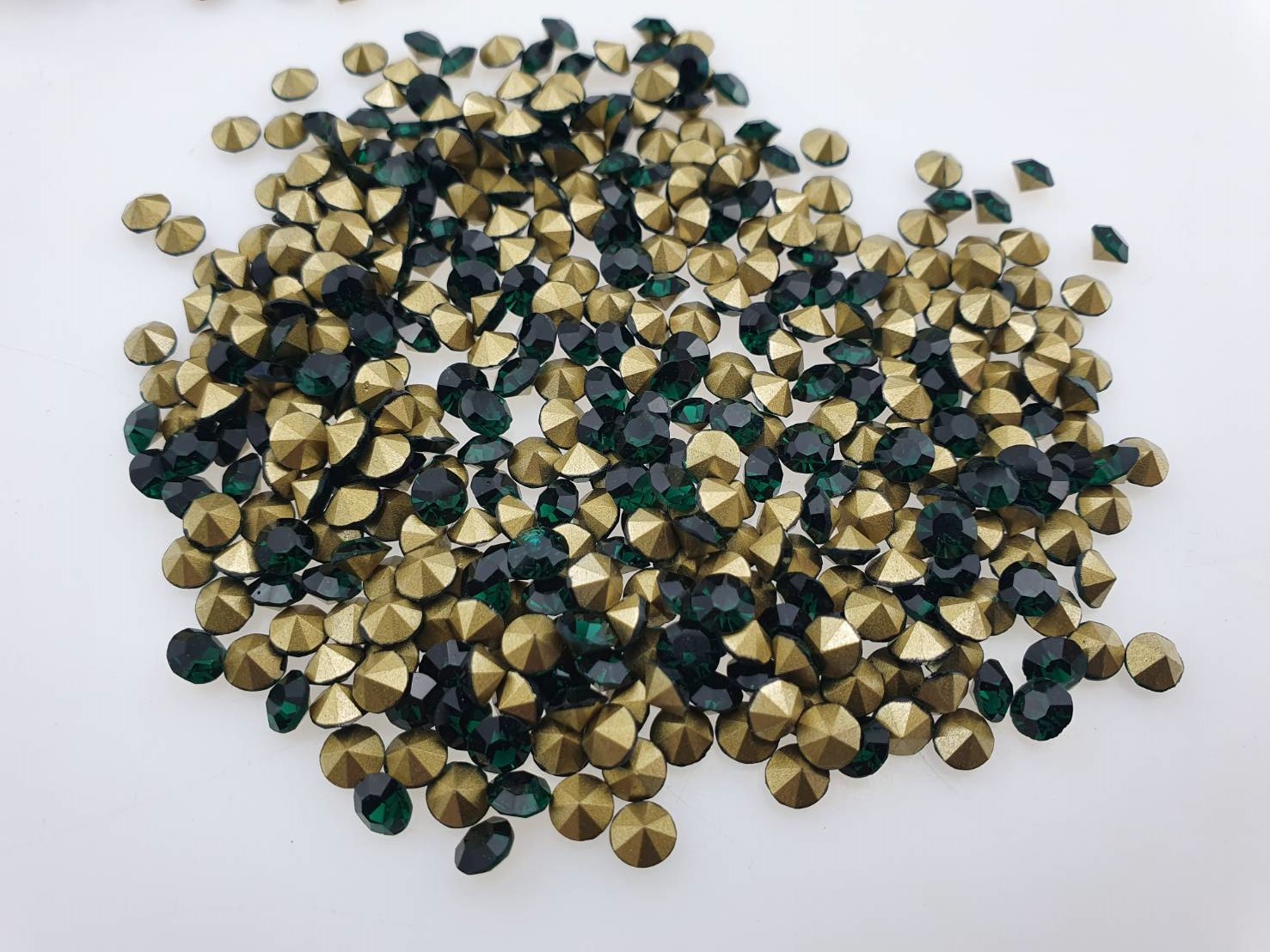 เพชรตูดแหลม เพชรก้นแหลม เพชรเทียม เพชรกระจก เพชรคริสตัล พลอยกระจก สีเขียวขนาดต่างๆ