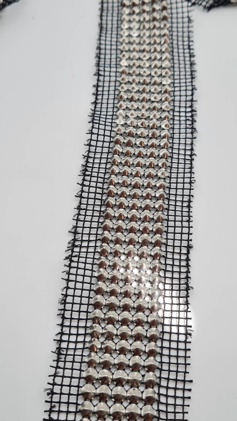 เพชรแถวตาข่ายขนาด 5มิลลิเมตร SS20 สีขาวใสความกว้าง 1 นิ้ว มี 5 แถวเพชร เพชรเส้น คริสตัลหนามเตย ประดับชุดโขน วัวลาน หนามเตยวัวลาน