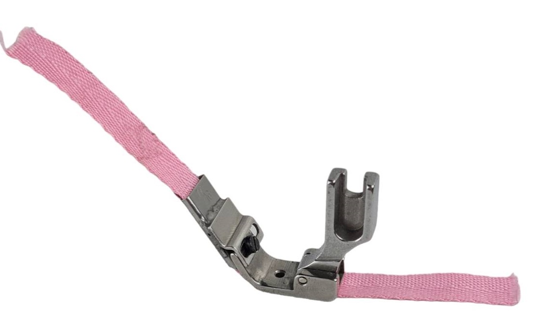 ตีนผีจักรอุตสาหกรรมเข็มเดี่ยวสำหรับใส่เทปก้างปลาดามคอ ขนาด 7/16 ( เทป 10 มิลลิเมตร) ติดตั้งง่ายสามารถปรับซ้ายขวาหรือปรับตำแหน่งเข็ม ได้