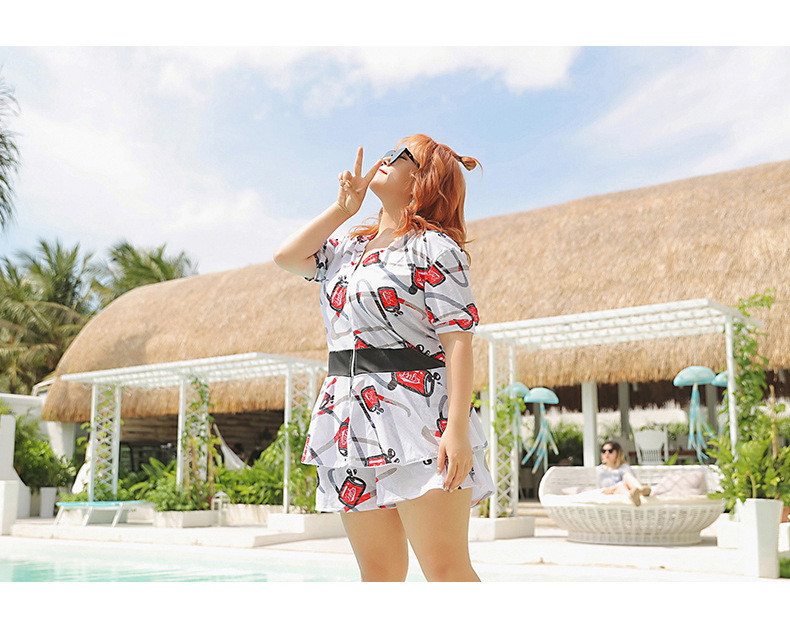 ชุดว่ายน้ำคนอ้วน 6xlพร้อมส่ง :ชุดว่ายน้ำไซส์ใหญ่สีขาวแต่งลายกระป๋องมีHood set 3 ชิ้น มีเสื้อคลุมซิปหน้า บรา และกางเกงขาสั้น แบบสวยน่ารักมากๆจ้า:เสื้อคลุมรอบอกกว้าง46 นิ้ว บราตัวในรอบอก38-46 นิ้ว กางเกงเอว32-40นิ้ว สะโพก40-52นิ้ว