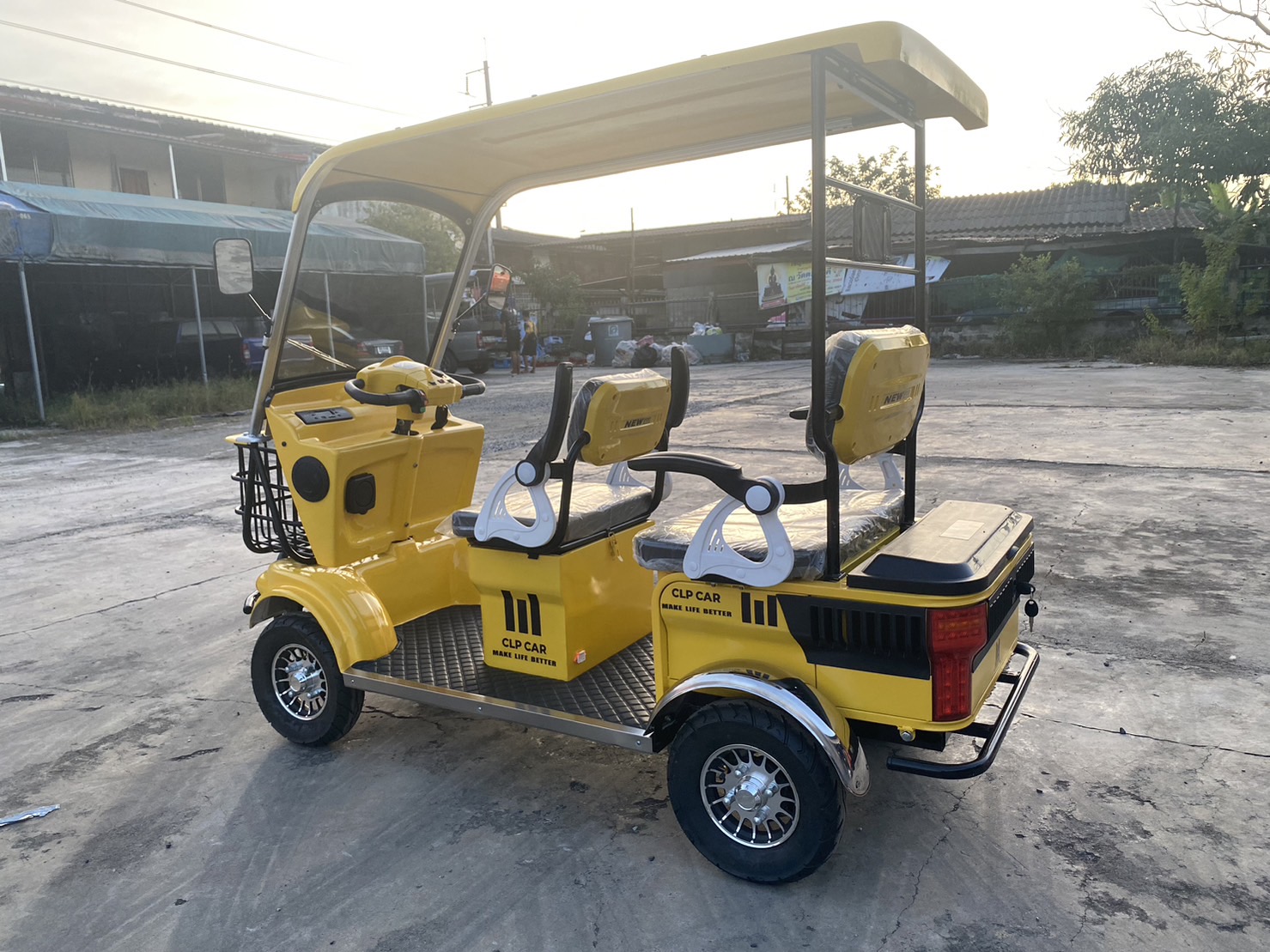 รถไฟฟ้า 4 ล้อ 3 ที่นั่ง รุ่น M-01 ยี่ห้อ CLP CAR สีเหลือง ขับแฮนด์บิด