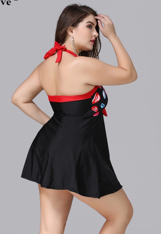 ชุดว่ายน้ำคนอ้วน ทูพีชพร้อมส่ง :ชุดว่ายน้ำไซส์ใหญ่สีดำผูกคอแต่งลายรูปปาก มีกางเกงใส่ด้านในสีสันสดใสแบบเก๋สวยมากๆจ้า.:รอบอก40-52นิ้ว เอว44-52นิ้ว สะโพก44-54นิ้ว