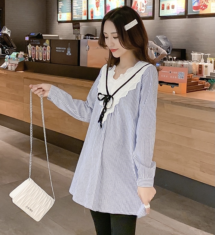 เสื้อคลุม แขนยาว ผ้าคอตต้อน แต่งลูกไม้ช่วงอก มีโบว์ผูกด้านหน้า มีเชือกผูกปรับขนาดด้านหลัง