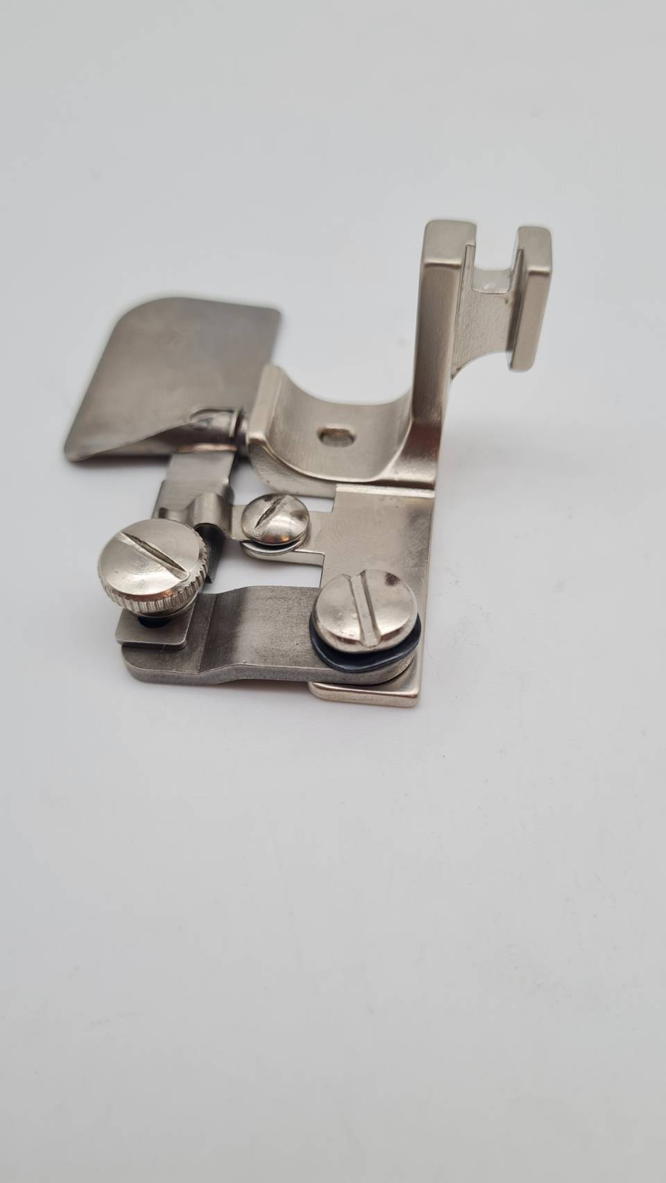 ตีนผีพับชายแบบซองสำหรับจักรอุสาหกรรมเข็มเดี่ยวติดตั้งง่ายใช้งานง่ายสามารถโยกซองเข้าออก ได้ มี 3 ขนาด ให้เลือก ใช้กับจักรเข็มเดี่ยว เหมาะกับช่างเย็บผ้า