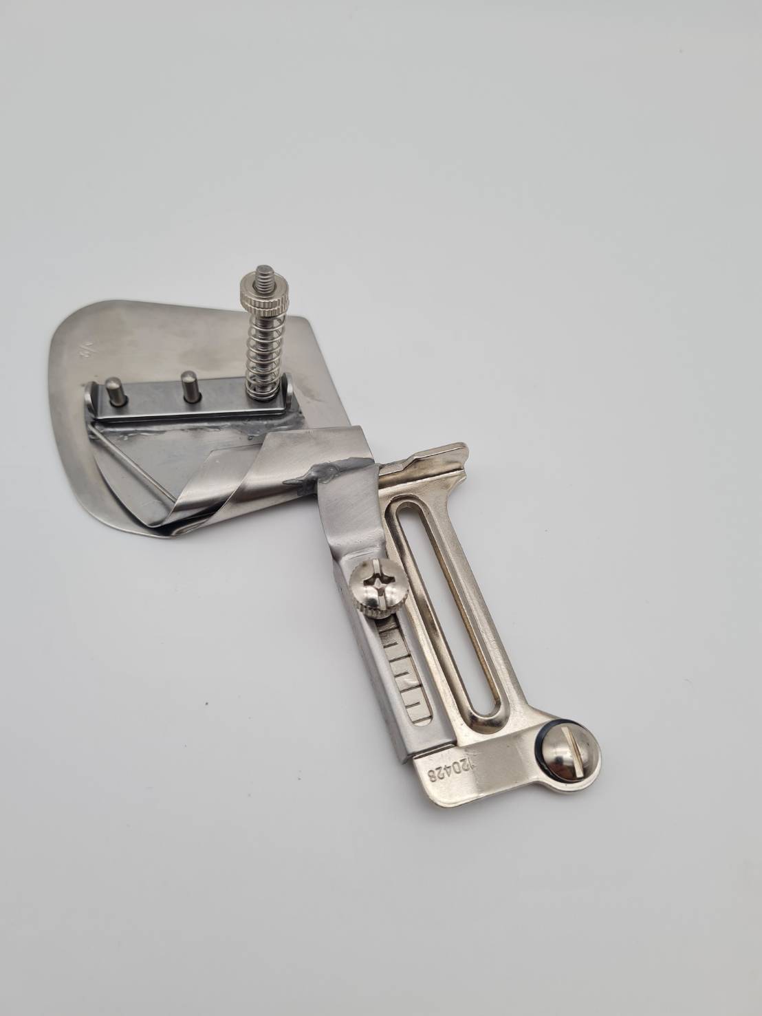 ซองพับชายผ้าและดึงยาง ห่อยางยืดในตัว สามารถปรับความตึงของยางได้ หลายระดับ ใช้กับจักรอุตสาหกรรมเข็มเดี่ยว ติดตั้งไม่ต้องเปลี่ยนฟันจักร