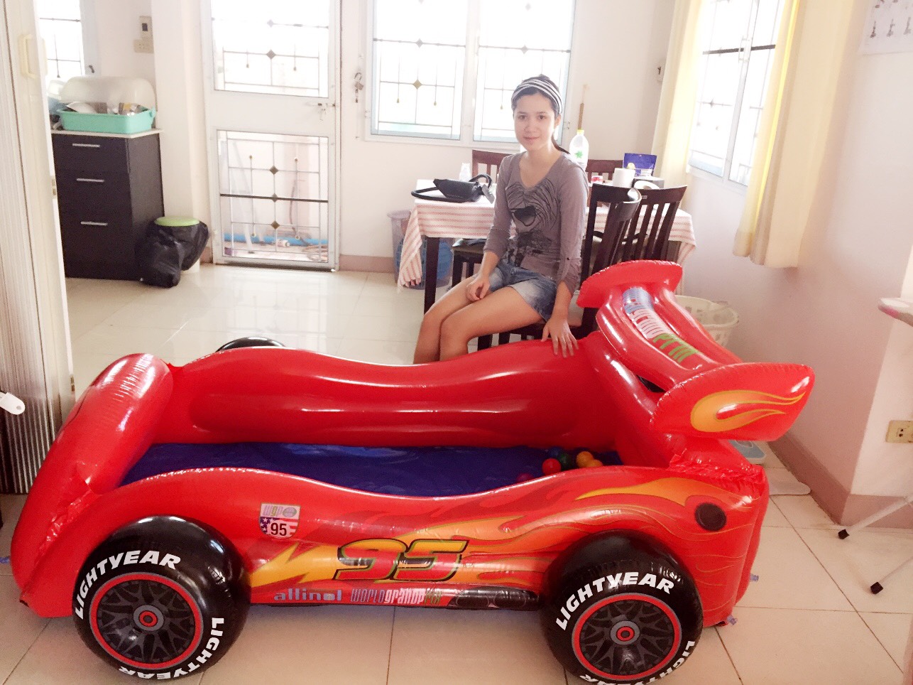 สระว่ายน้ำเด็กเล่นรูปรถแข่งยี่ห้อ Intex
