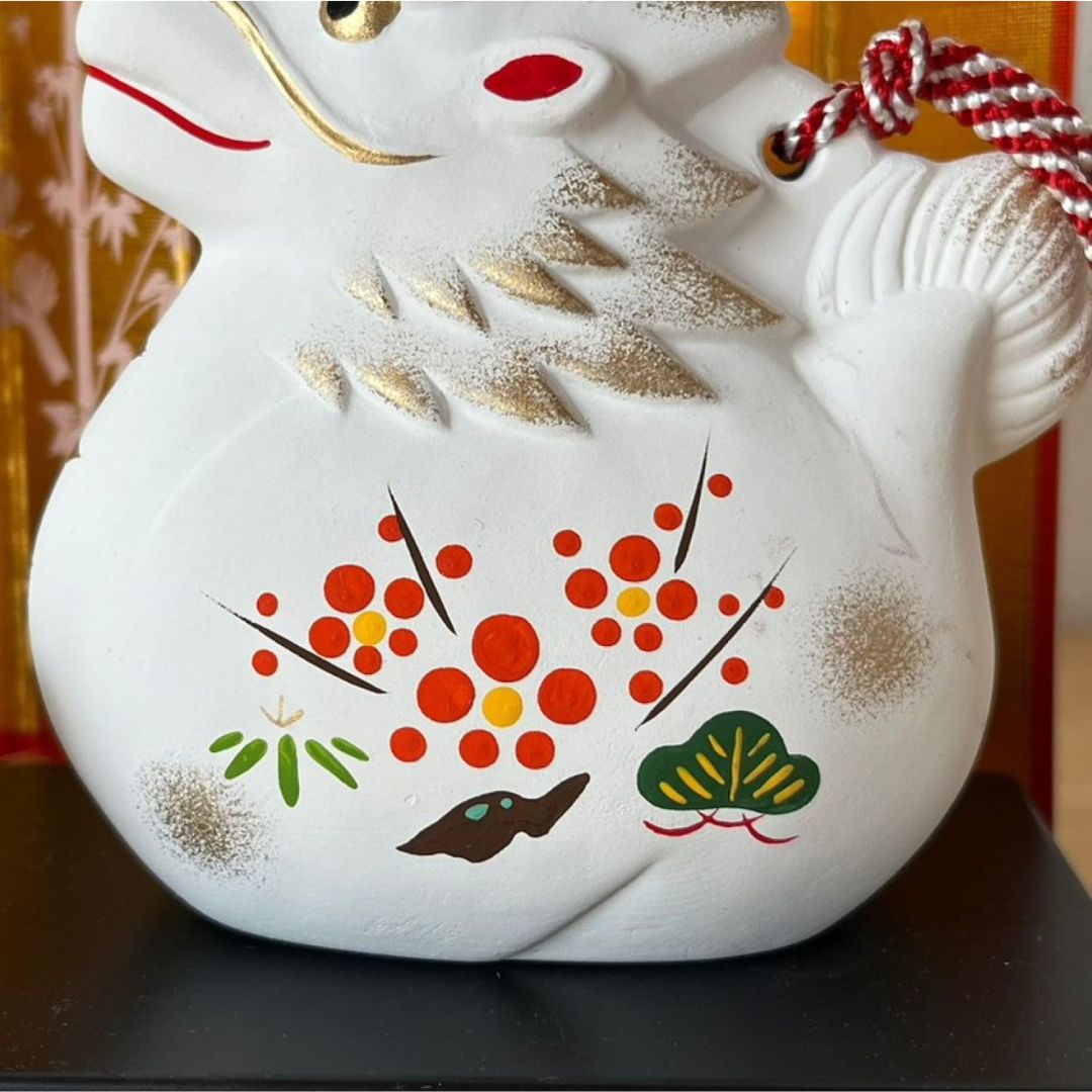 [PRE-ORDER] มังกรขาว ลายดอกไม้ ข้างในมีกระดิ่ง ของมงคลญี่ปุ่น ฮวงจุ้ยโต๊ะทำงาน เสริมโชคลาภ วันตรุษจีน ปีมังกร นำเข้าจากญี่ปุ่น Dragon Zodiac 2024