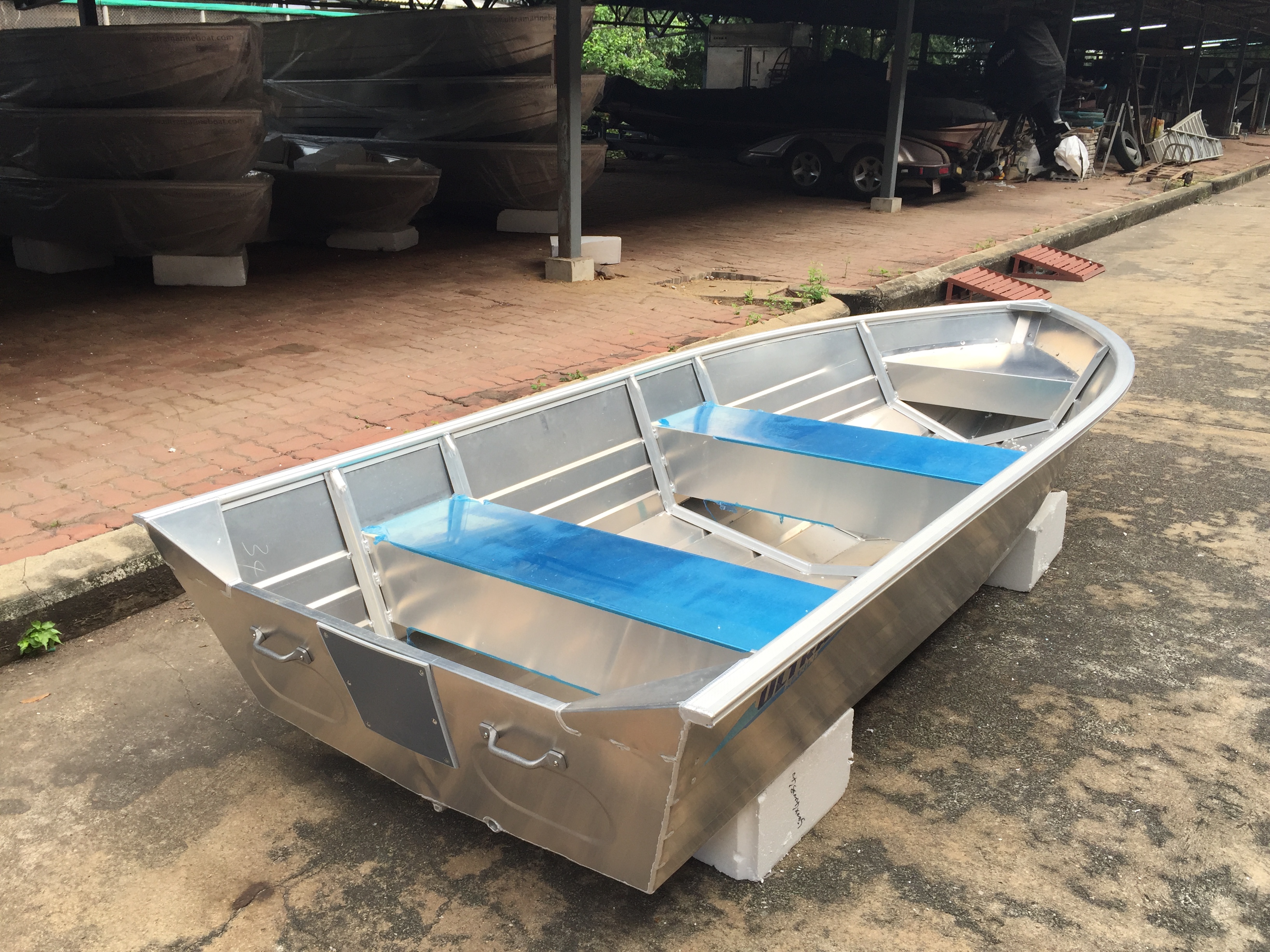 เรือท้องวี รุ่น AV-AW12 ( เป็นแบบเชื่อมทั้งลำ )