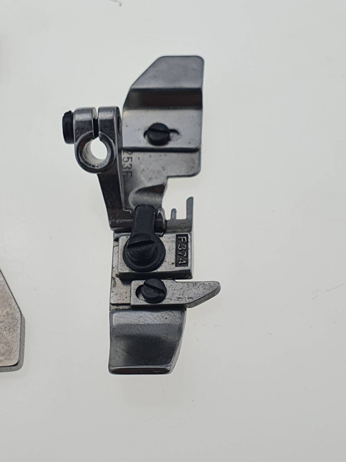 ชุดฟันและแป้นจักรโอรีน จักรโพ้งจักรโพ้งสี่เส้นใช้เย็บขอบผ้าแบบตะเข็บถี่ๆใช้ทำขอบผ้าเช็ดหน้า