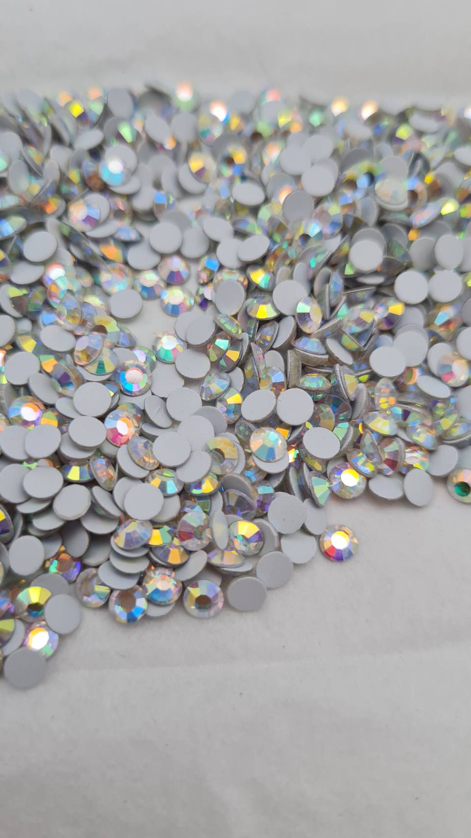 เพชรคคริสตัลก้นแบนและเพชรคริสตัลก้นตัดสีขาว ขนาดต่าง ยี่ห้อเหรียญ (Lian )ก้นตัดก้นเรียบคริสตัลแท้ Swarovski สวารอฟสกี้