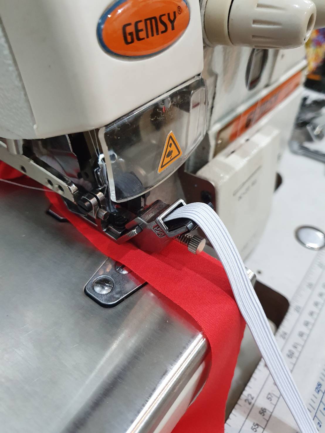 ตีนผีดึงยางจักรโพ้งสำหรับจักรโพ้ง 4 เส้น ใช้งานง่ายสามารถลดขั้นตอนในการทำงานประหยัดเวลาในการทำงาน