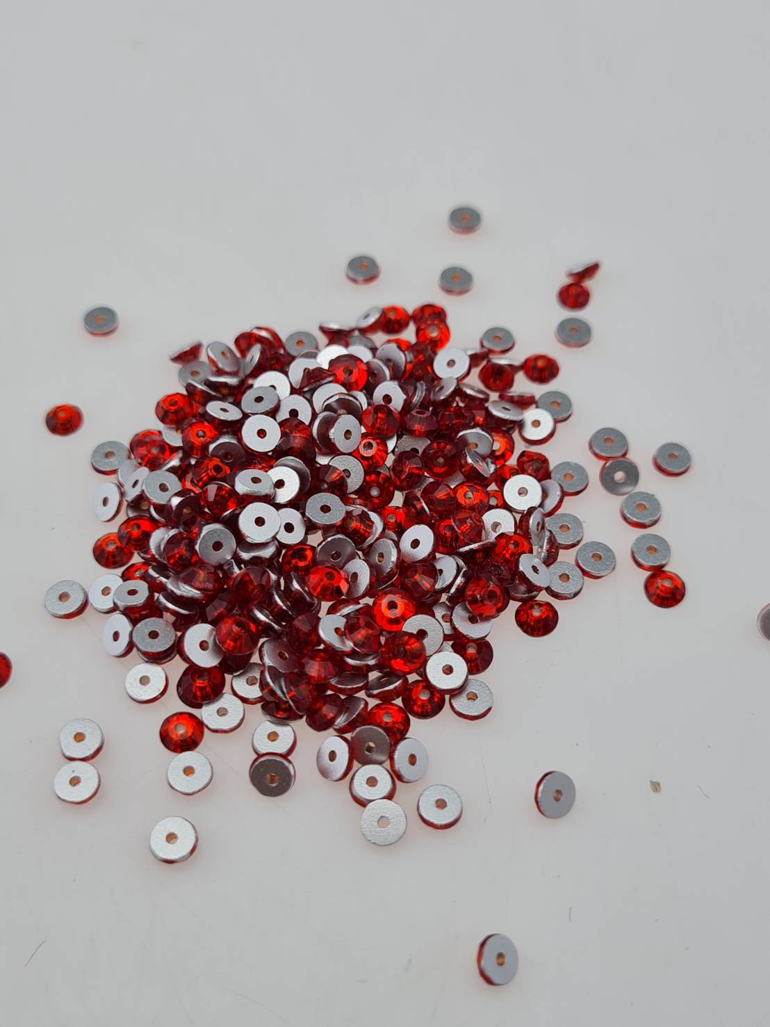 เพชรรู คริสตัลรูสำหรับเย็บหรือสอยติดกับเสื้อ คริสตัลรูใช้สอยด้วยเข็มและด้ายสวยเรียบหรูมีหลายสีให้เลือก