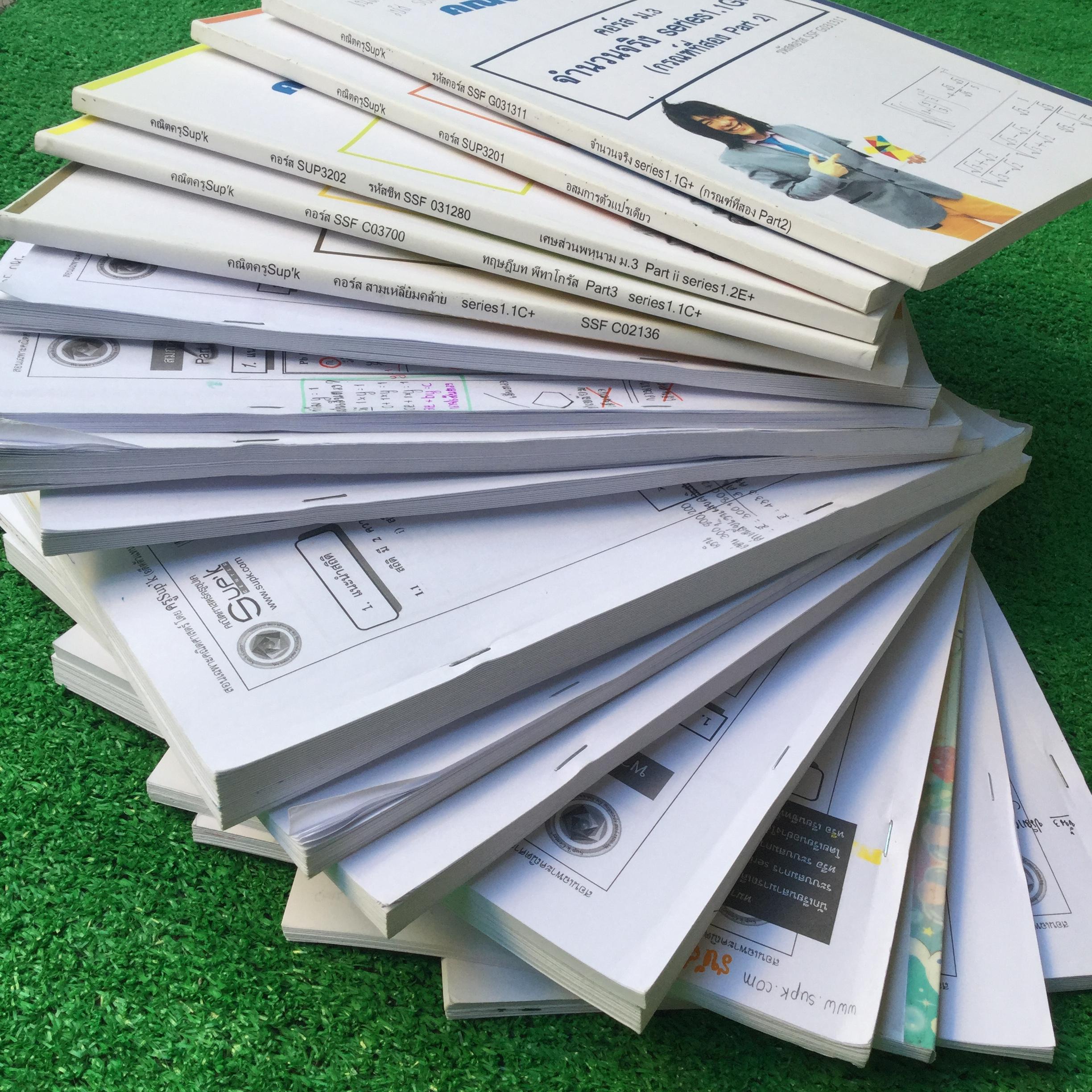 JM5107 [Sup'k ซุปเค] คณิตศาสตร์ ม.3 ทั้งหมด 18 เล่ม โจทย์เยอะและยาก หลากหลายมาก มีเทคนิคการทำโจทย์มากมาย จดครบละเอียดตามที่สอนในห้อง ตั้งใจเรียนมากๆ ลายมือสวยอ่านง่าย มีว่างไม่ได้จดค่อนข้างมากเพราะครูไม่สอนให้ทำเอง ในเล่มมีเฉลยให้เป็นบางส่วน และบางเล