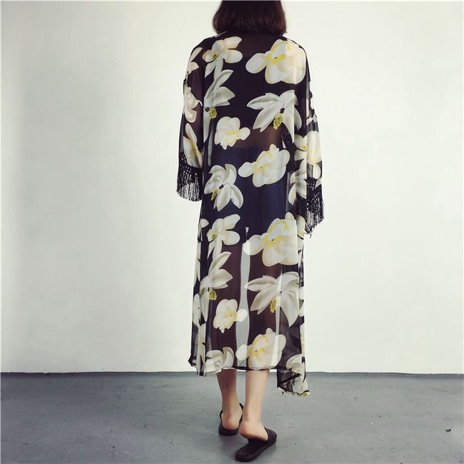 เสื้อคลุมแฟชั่น พร้อมส่ง : เสื้อคลุมสีดำแต่งลายดอกไม้สีสันสดใสและพู่ที่ปลายแขน แบบเก๋มากจ้า