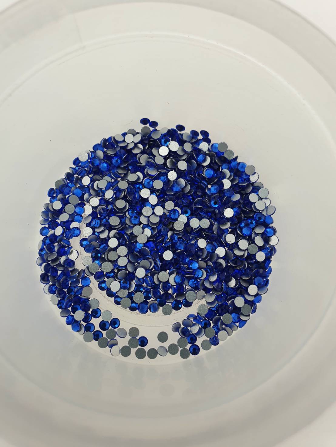 เพชรคริสตัลก้นตัด ขนาด SS8 (2.4มิลลิเมตร ) จำนวน 1440 เม็ดใช้งานง่ายเหมาะกับงาน DIYเสื้อผ้าต่างๆ