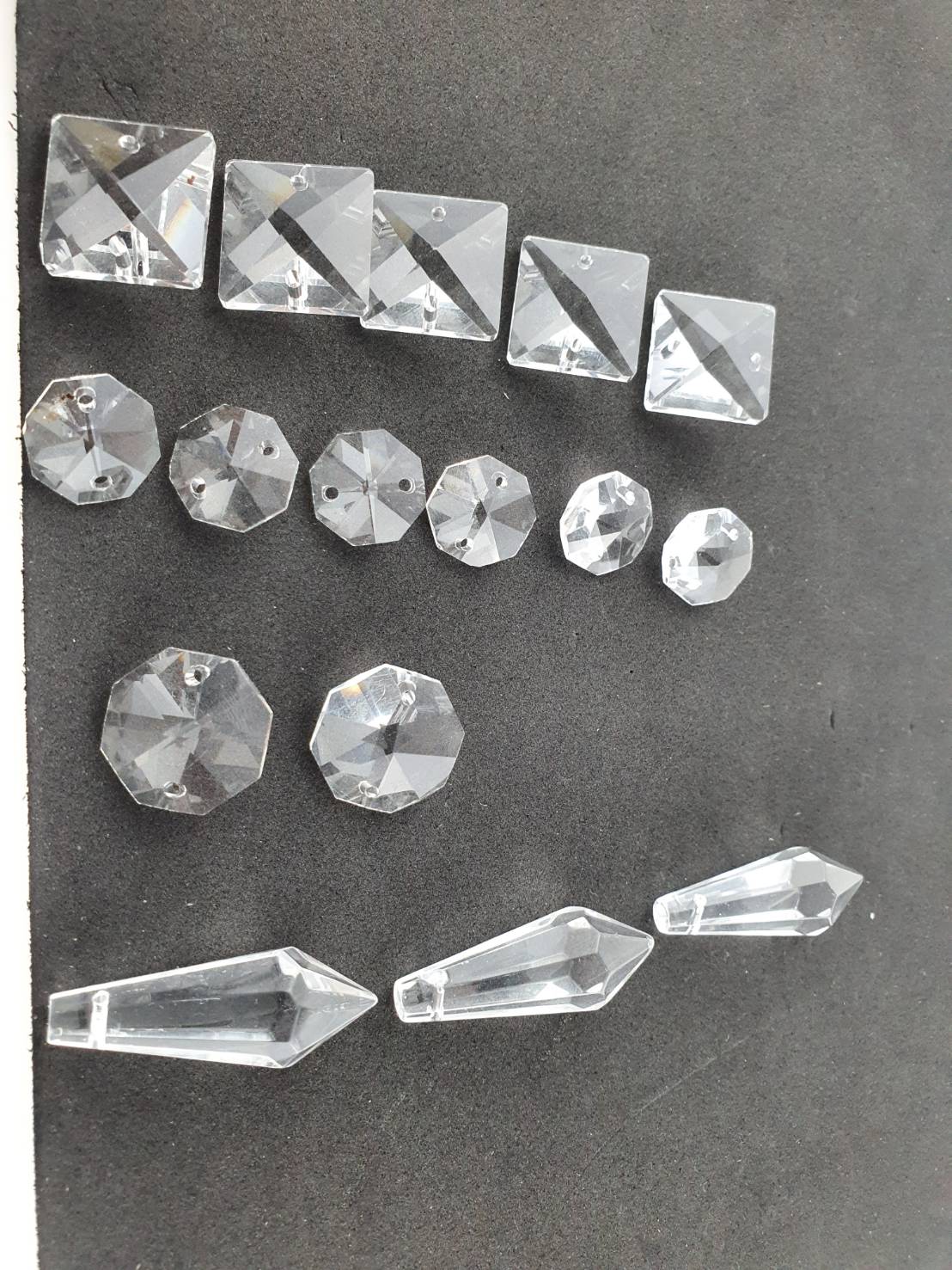 คริสตัลห้อย คริสตัลแปดเหลี่ยมสำหรับประดับสถานที่มีหลายแบบสามารถร้อยเป็นเส้นด้วยห่วงลวด