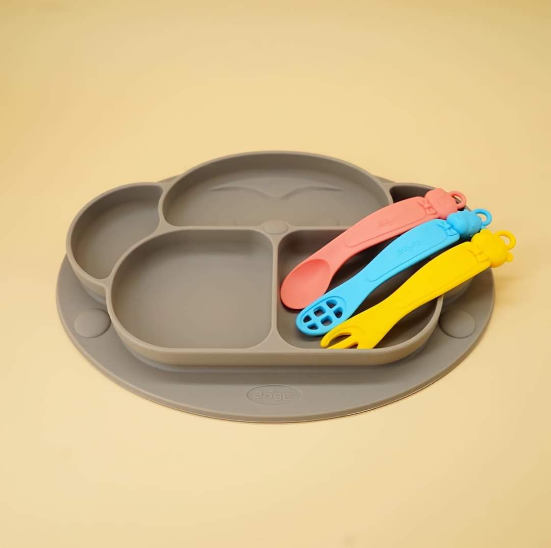 จานซิลิโคน ของแท้จากอังจู ลายลิงพร้อมฝาปิดและปุ่มดูดยึดโต๊ะ MONKEY PLATE Ange